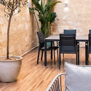 valletta-waterfront-backyard-flat.qawrahotelsmalta.org/